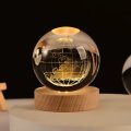 Miniatura Kula Kryształowa 3D – Astronauta, Planety i Układ Słoneczny z Podświetleniem LED