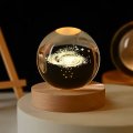 Miniatura Kula Kryształowa 3D – Astronauta, Planety i Układ Słoneczny z Podświetleniem LED