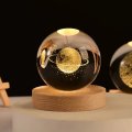 Miniatura Kula Kryształowa 3D – Astronauta, Planety i Układ Słoneczny z Podświetleniem LED