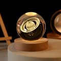 Miniatura Kula Kryształowa 3D – Astronauta, Planety i Układ Słoneczny z Podświetleniem LED